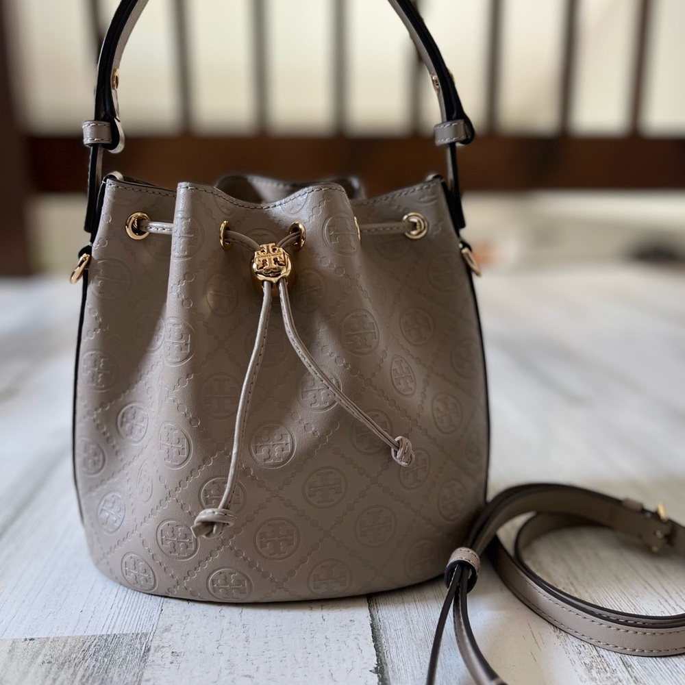 Tory Burch T Monogram Leather Bucket Bag in Fresh Clay